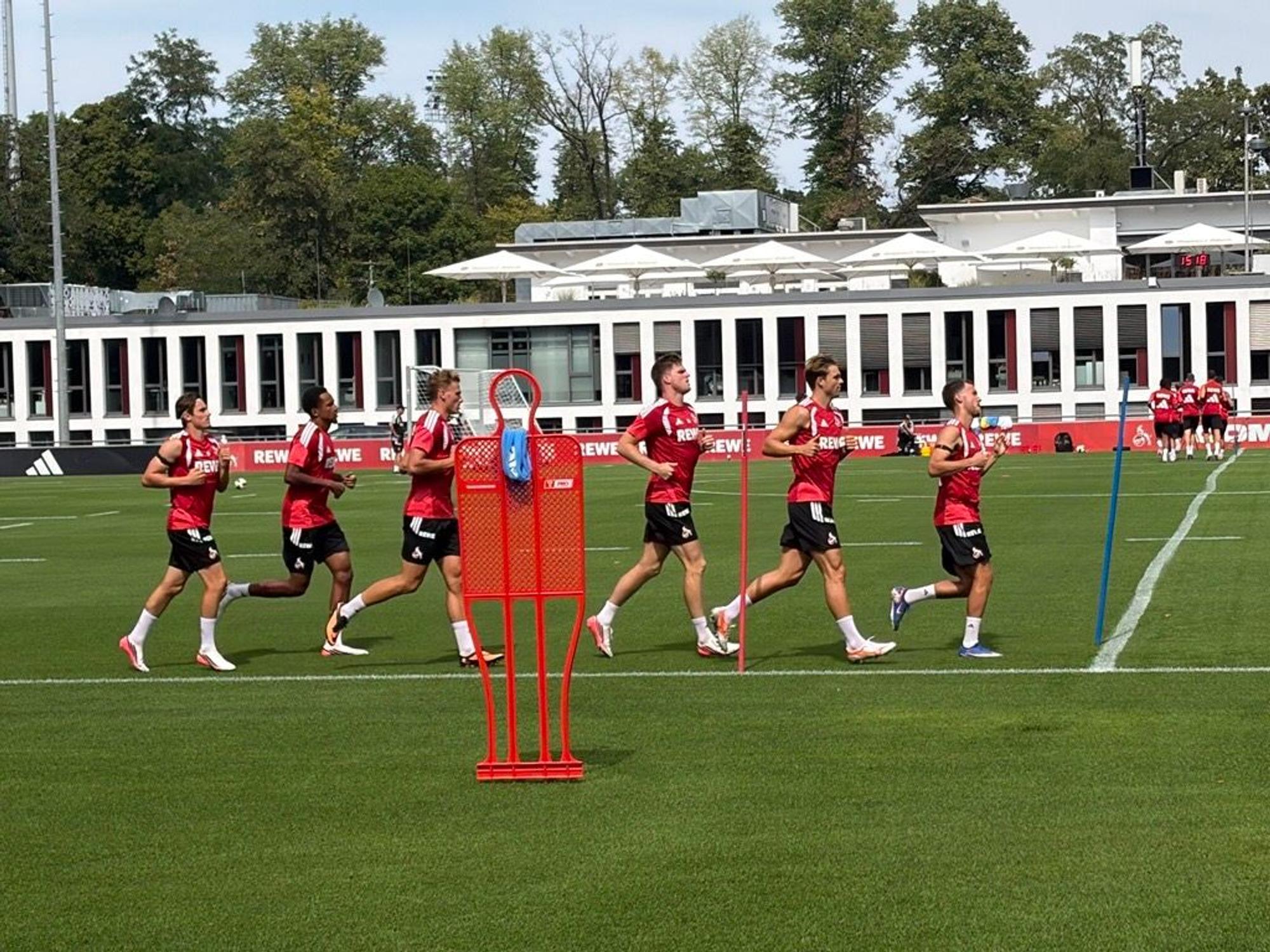 Die FC-Profis laufen sich am Montag bei heißen Temperauren am Geißbockheim warm.