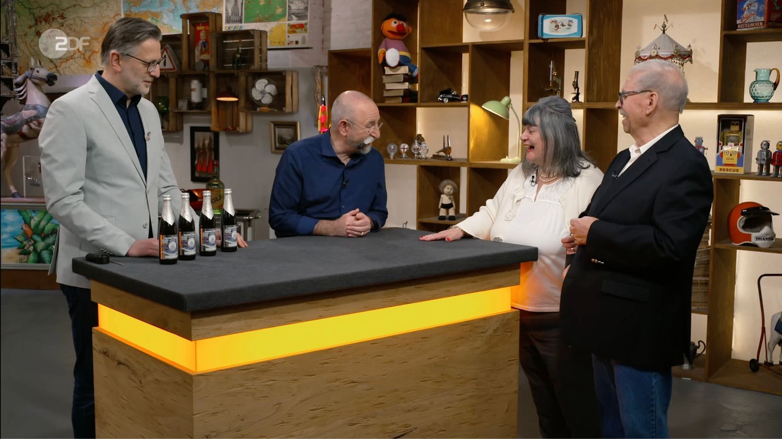 Gemeinsam mit seiner Ehefrau Christine hatte Verkäufer Jürgen (rechts) die Bierflaschen all die Jahre aufbewahrt.  (Bild: ZDF)