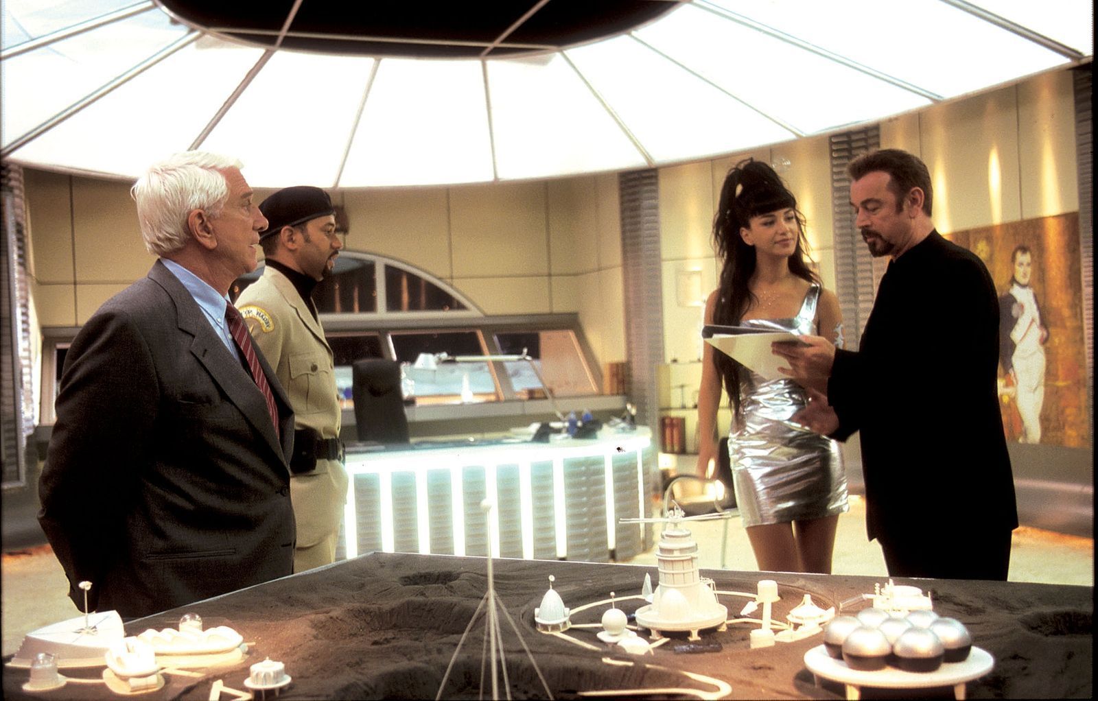Immerhin durfte sie ein Jahr später in der Science-Fiction-Parodie „2002 - Durchgeknallt im All“ mit Leslie Nielsen (links) noch einmal dekorativ im Szenenbild herumstehen. (Bild: Columbia TriStar)