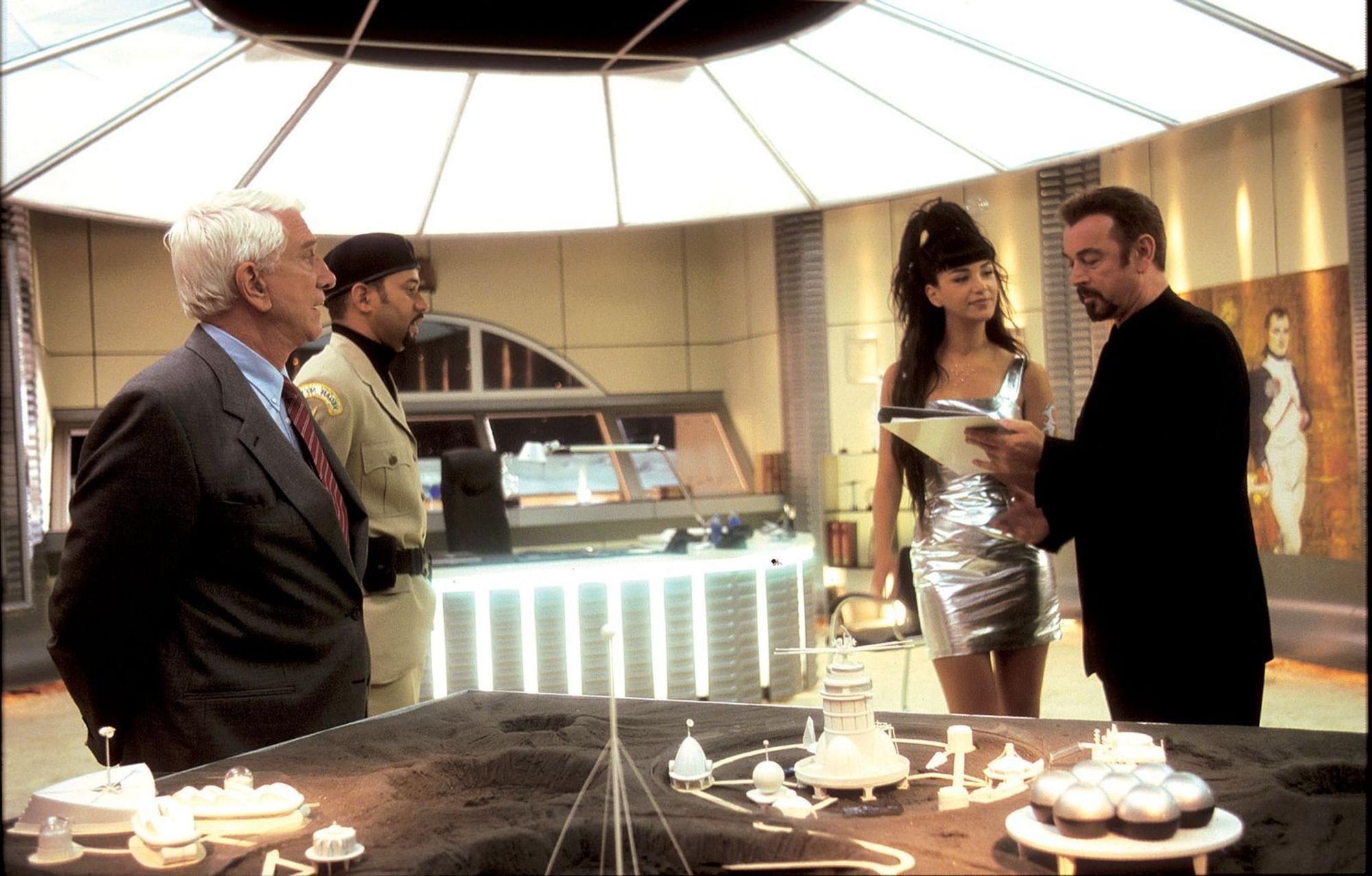 Immerhin durfte sie ein Jahr später in der Science-Fiction-Parodie „2002 - Durchgeknallt im All“ mit Leslie Nielsen (links) noch einmal dekorativ im Szenenbild herumstehen. (Bild: Columbia TriStar)