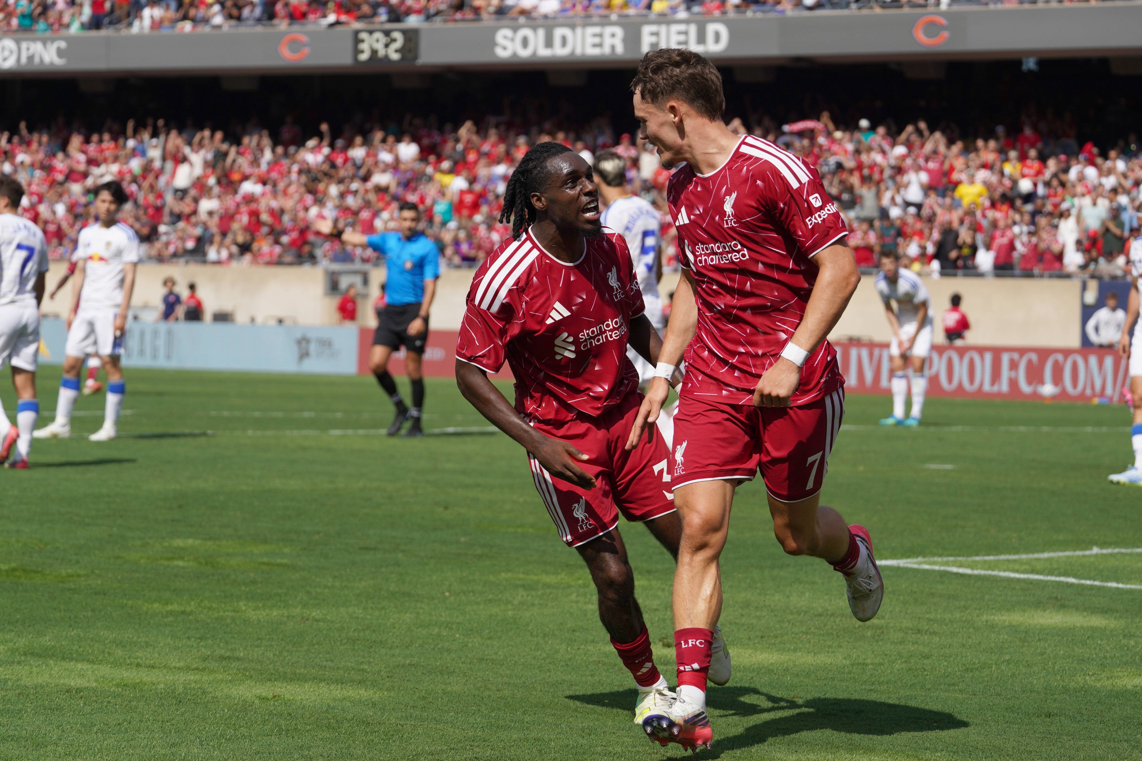 Florian Wirtz jubelt mit Jeremie Frimpong auf dem Platz