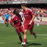 Florian Wirtz jubelt mit Jeremie Frimpong auf dem Platz