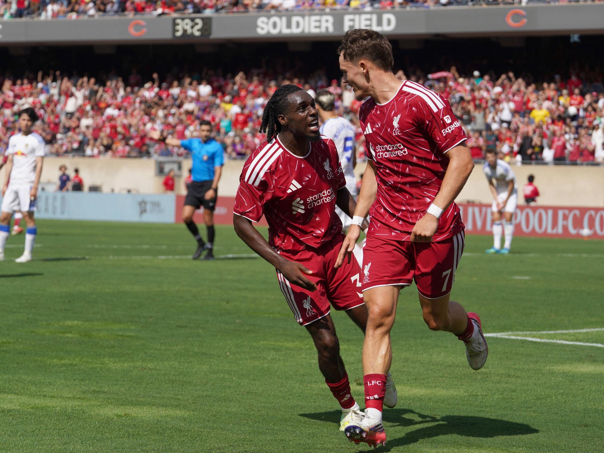 Florian Wirtz jubelt mit Jeremie Frimpong auf dem Platz