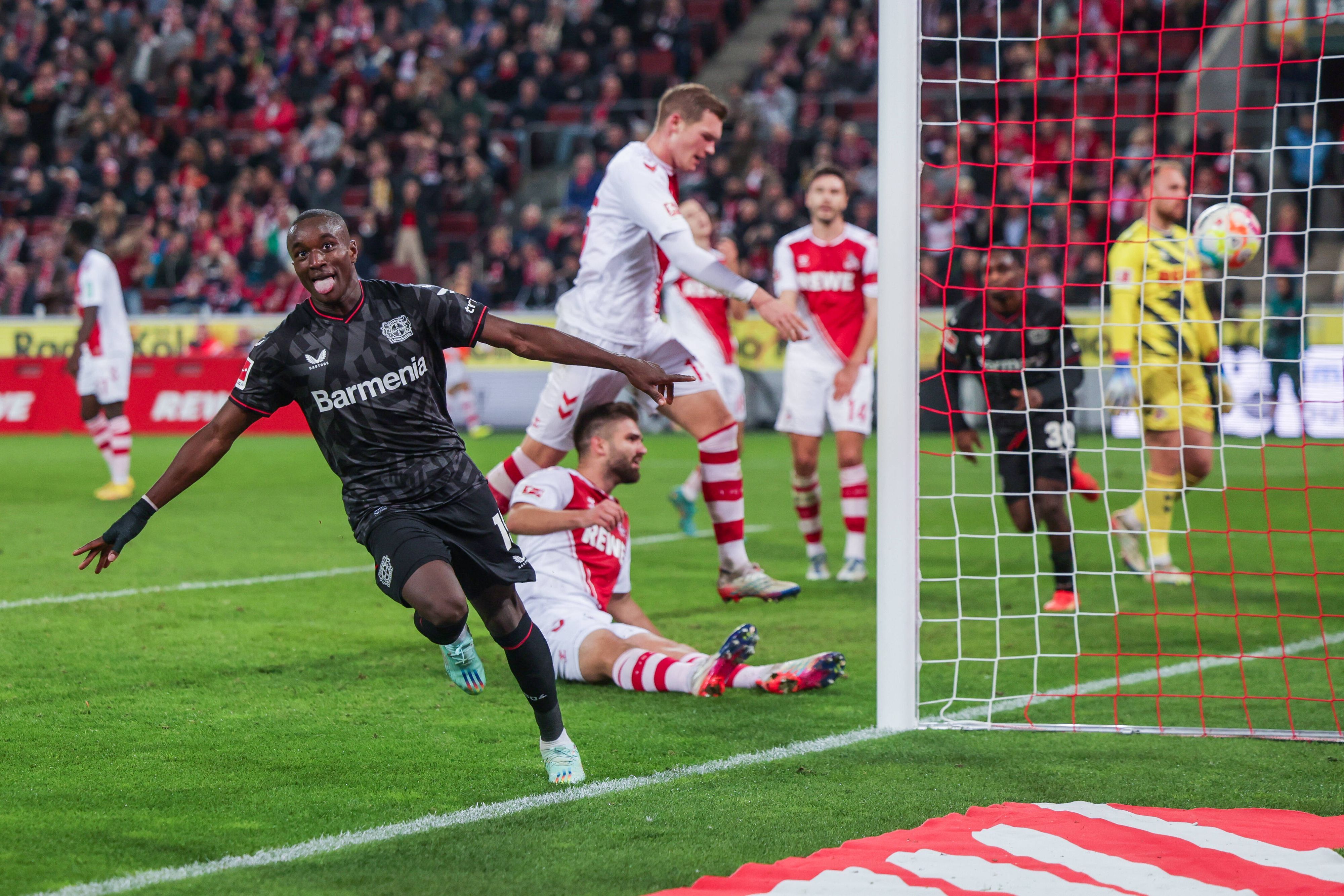 Moussa Diaby bejubelt ein Tor im Kölner Stadion.