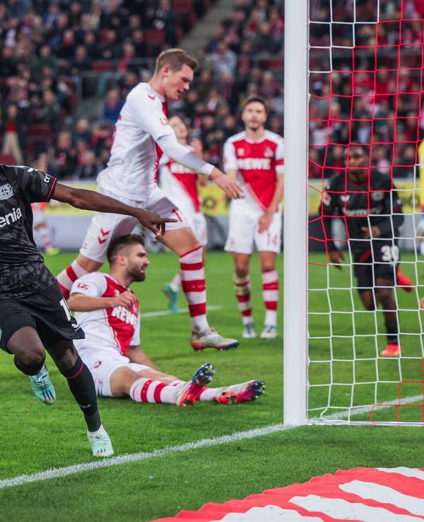 Moussa Diaby bejubelt ein Tor im Kölner Stadion.