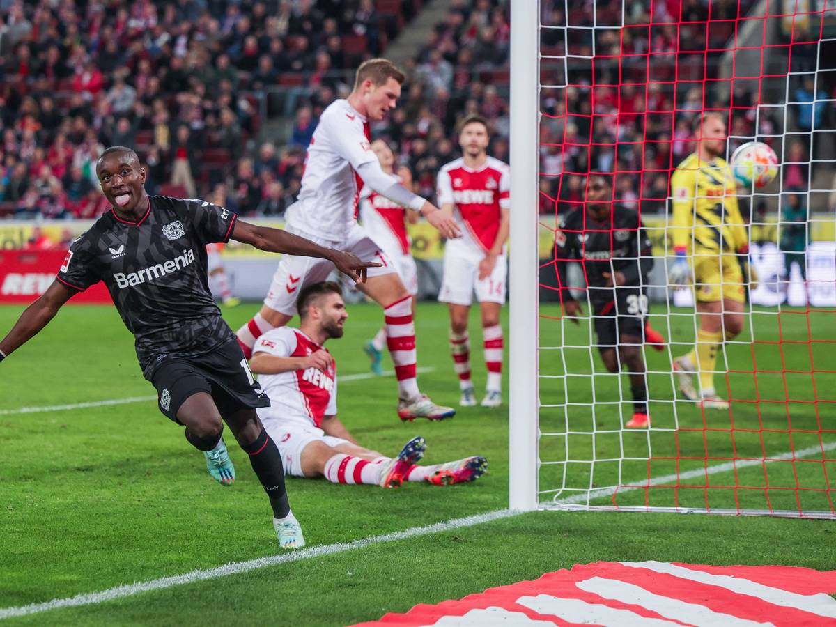 Moussa Diaby bejubelt ein Tor im Kölner Stadion.