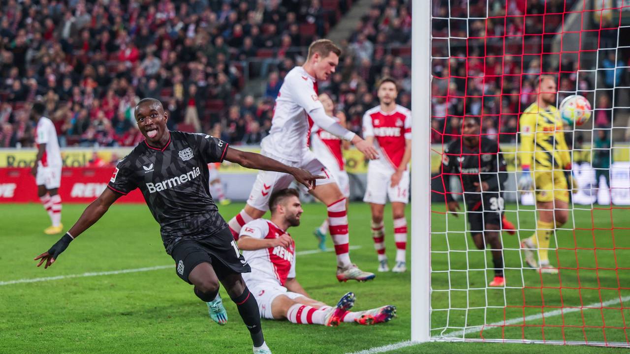 Moussa Diaby bejubelt ein Tor im Kölner Stadion.
