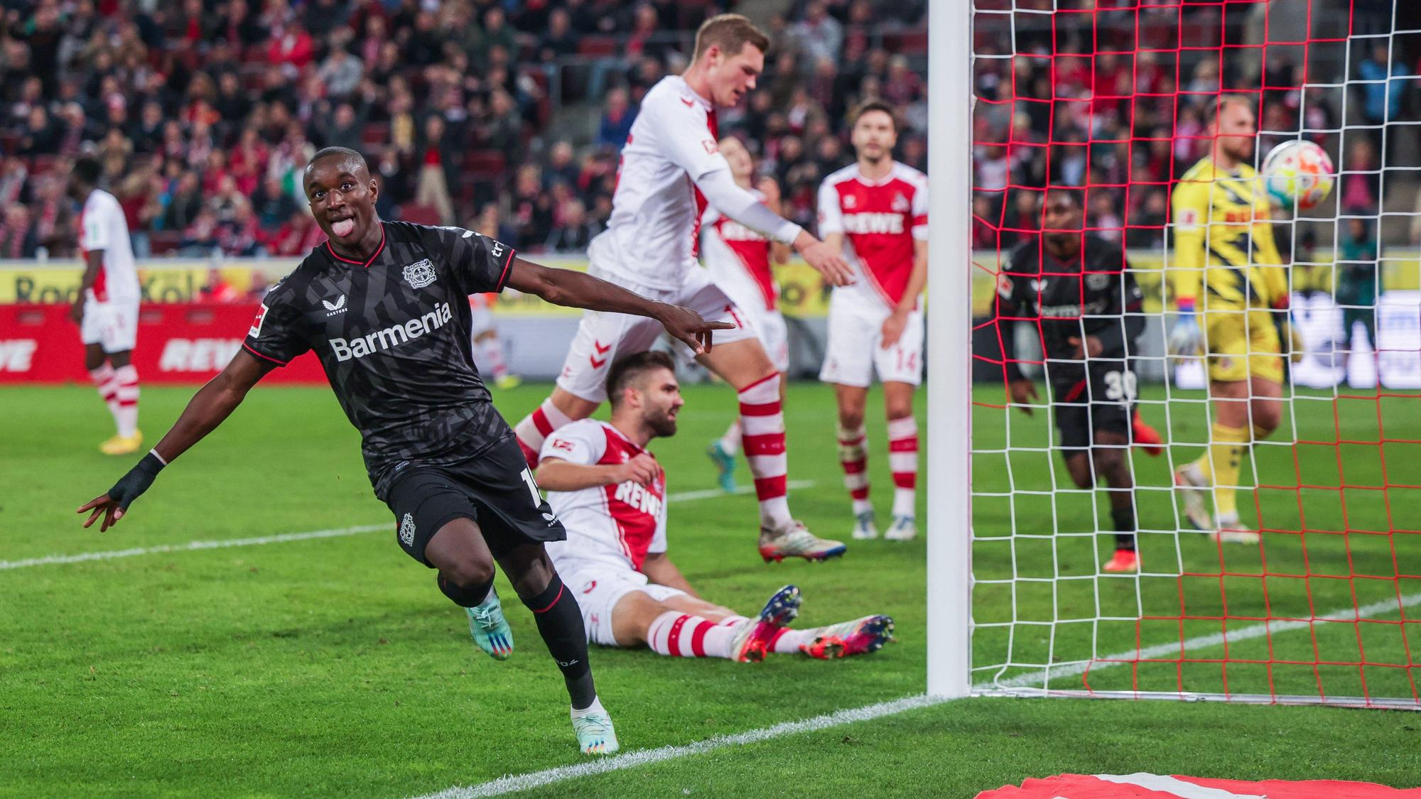 Moussa Diaby bejubelt ein Tor im Kölner Stadion.