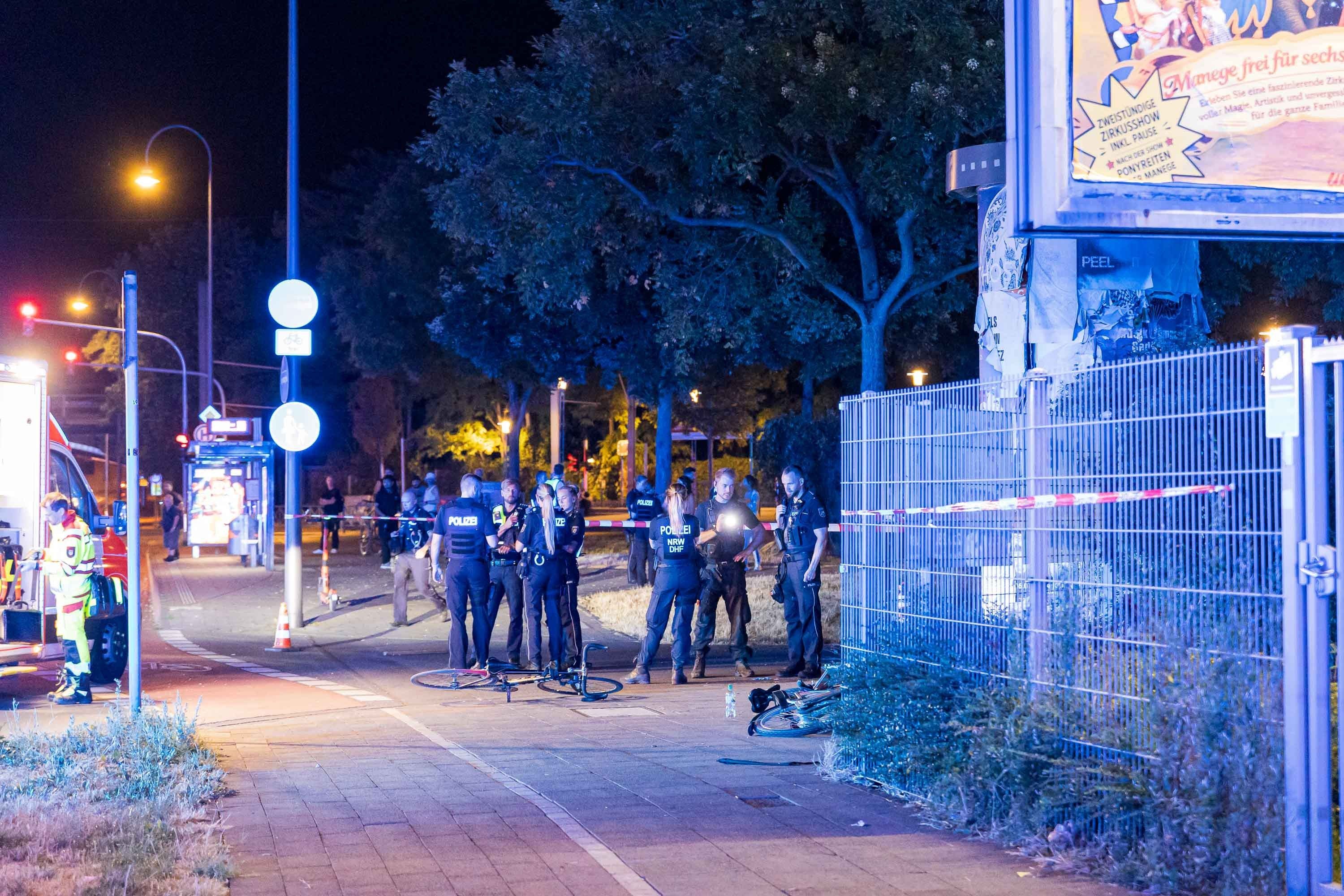 Polizisten untersuchen den Tatort.