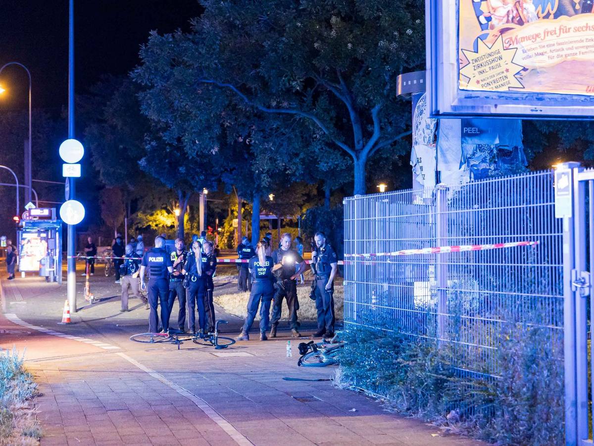 Polizisten untersuchen den Tatort.