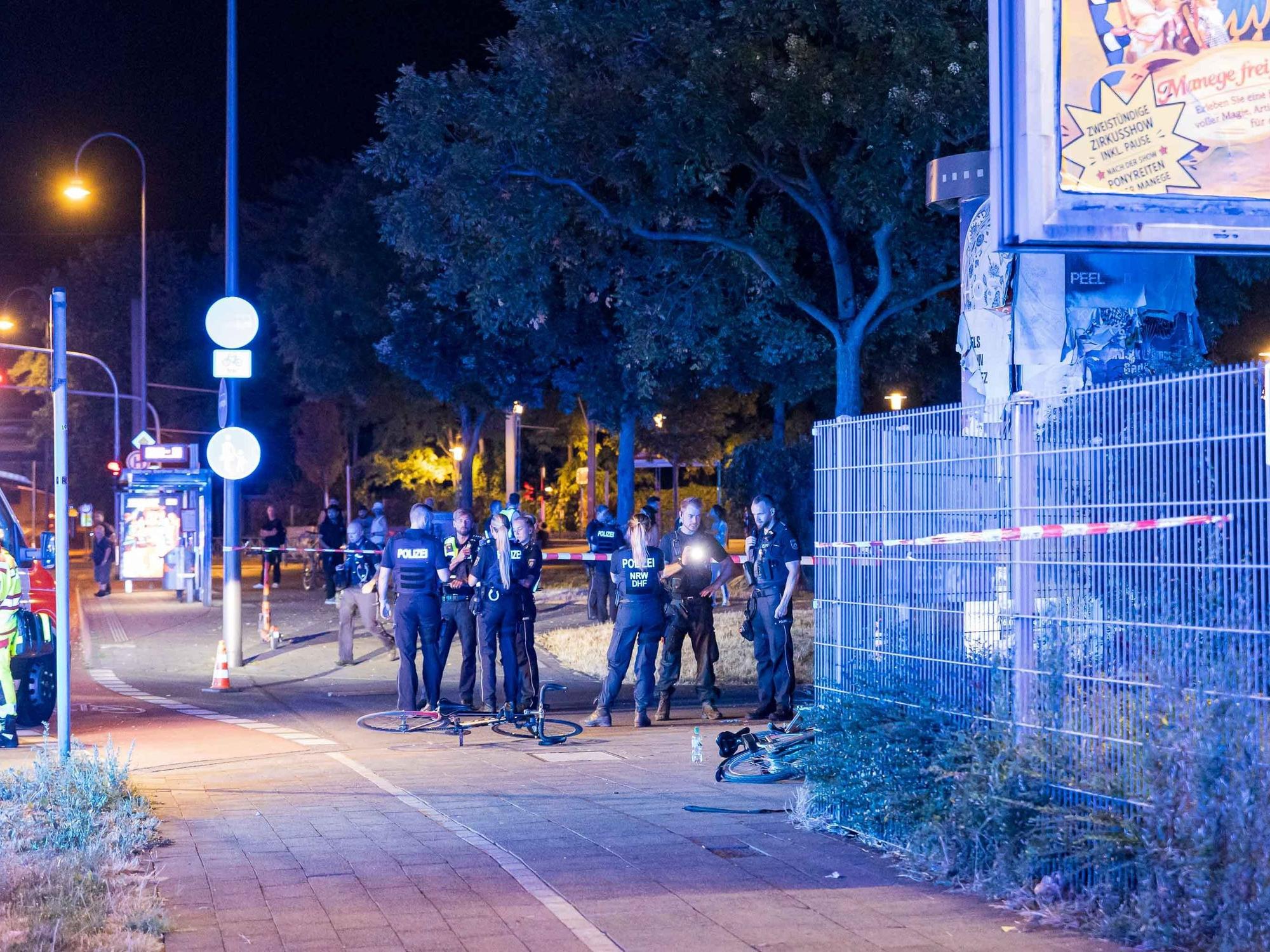 Polizisten untersuchen den Tatort.