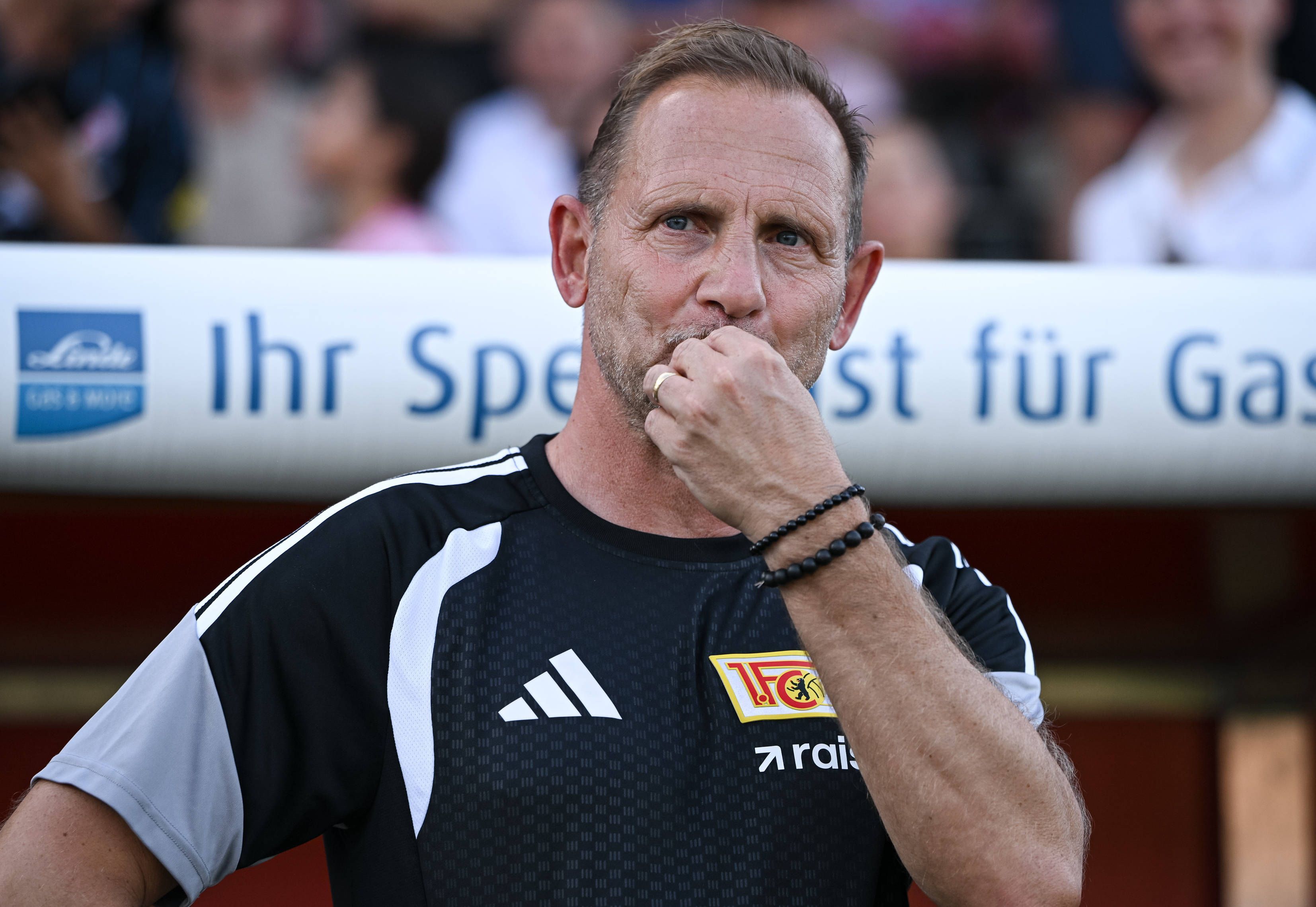 Union-Trainer Mauro Lustrinelli mit sorgenvoller Miene.