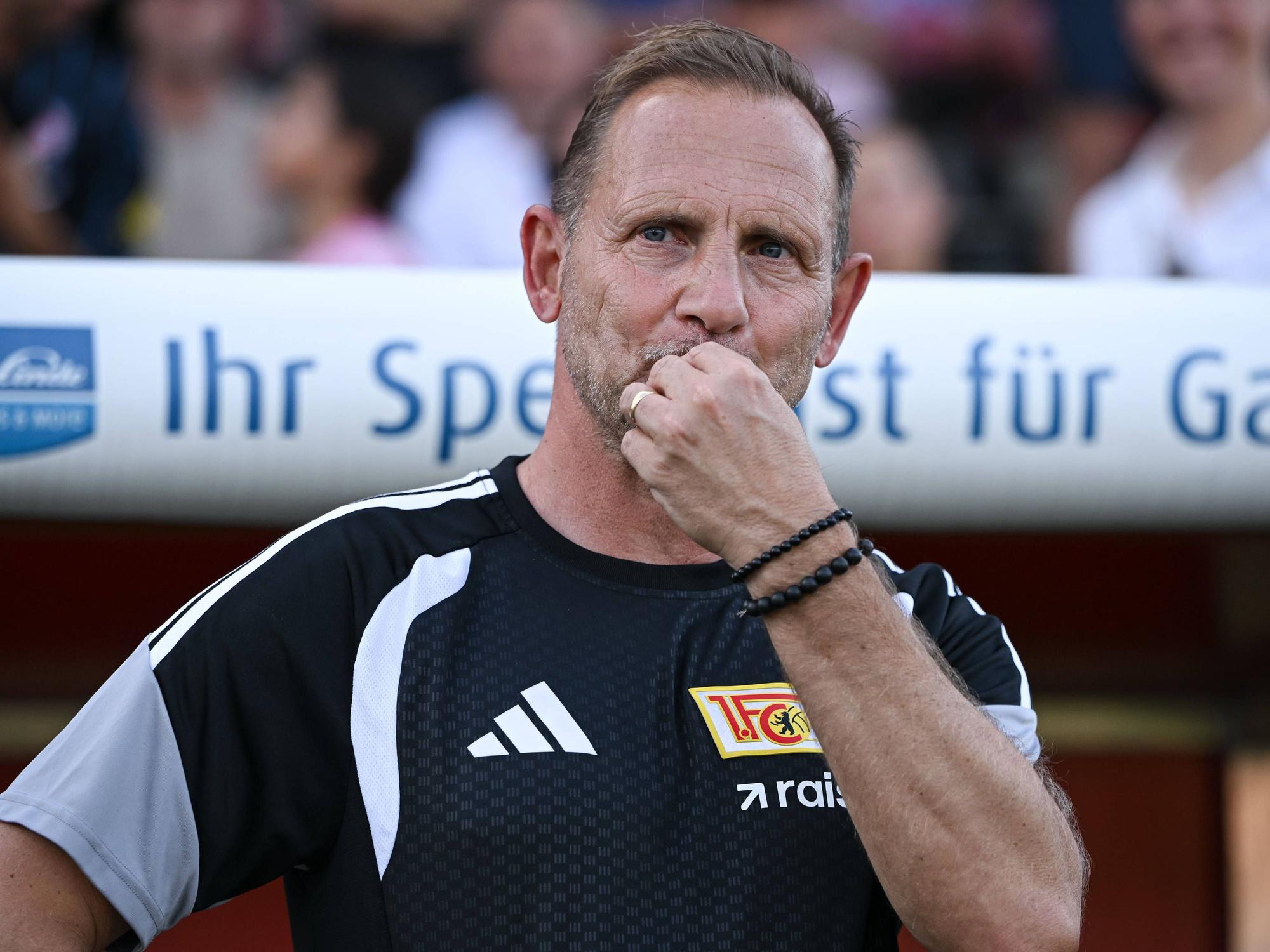 Union-Trainer Mauro Lustrinelli mit sorgenvoller Miene.
