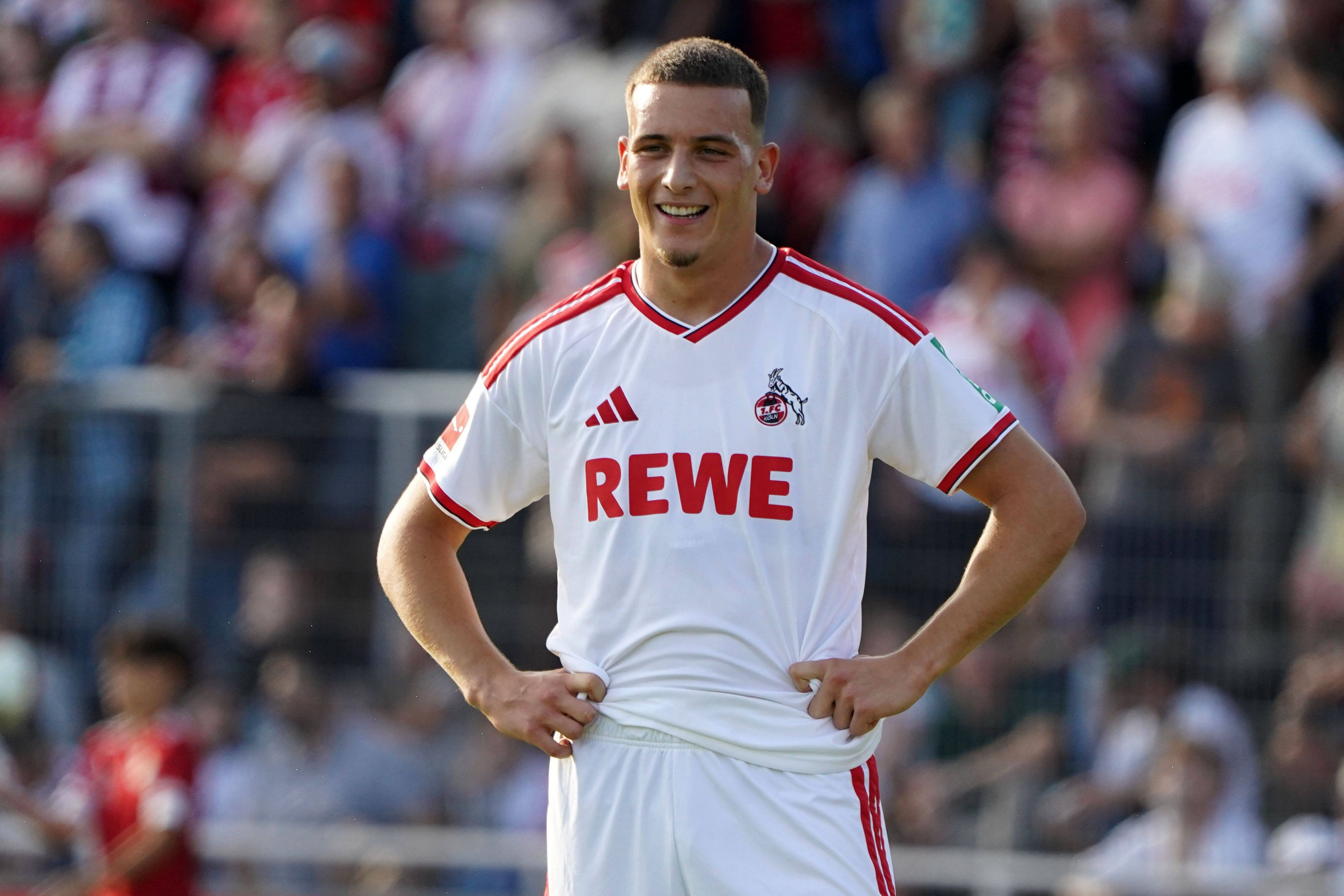 FC-Star Said El Mala im weißen Adidas-Trikot der neuen Saison.
