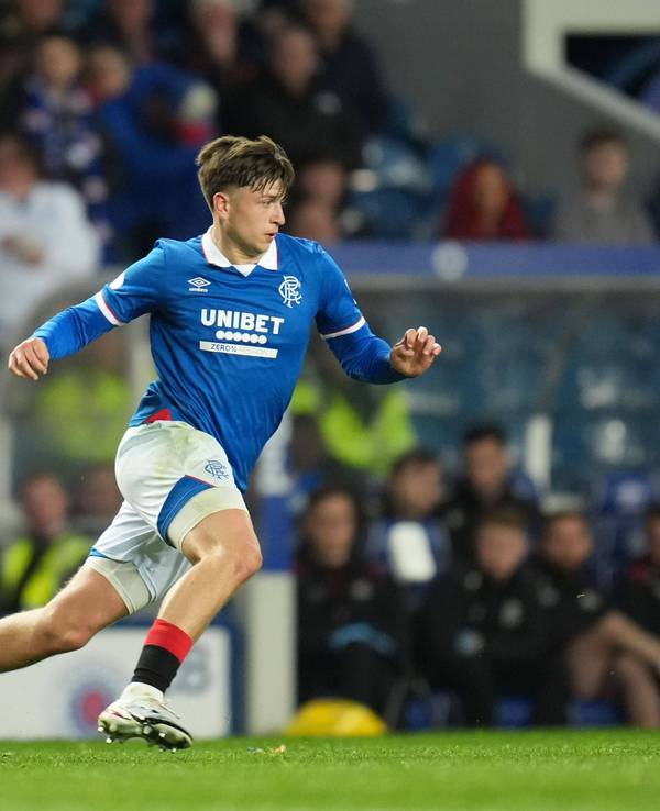 Mikey Moore für die Glasgow Rangers am Ball.