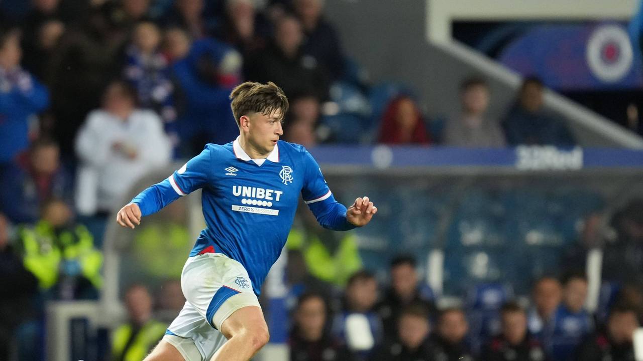 Mikey Moore für die Glasgow Rangers am Ball.