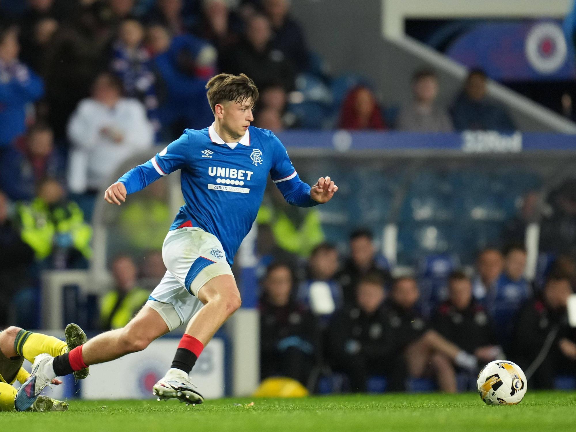 Mikey Moore für die Glasgow Rangers am Ball.