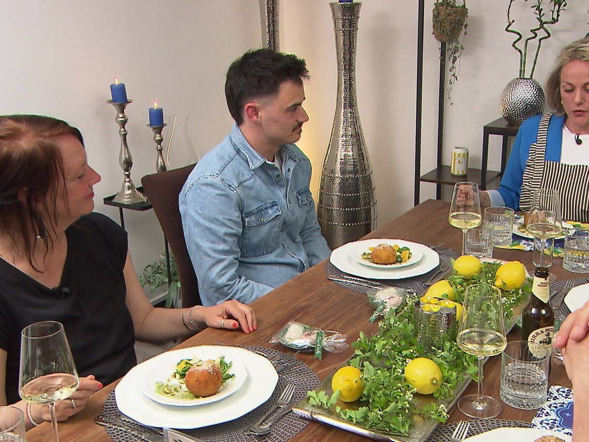 Was Shirin (rechts) erst nach der Vorspeise auffällt: Sie hat sich mit der Schürze an den Tisch gesetzt.
(Bild: RTL)