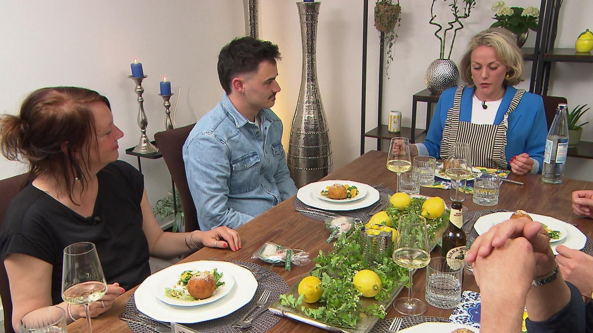 Was Shirin (rechts) erst nach der Vorspeise auffällt: Sie hat sich mit der Schürze an den Tisch gesetzt.
(Bild: RTL)