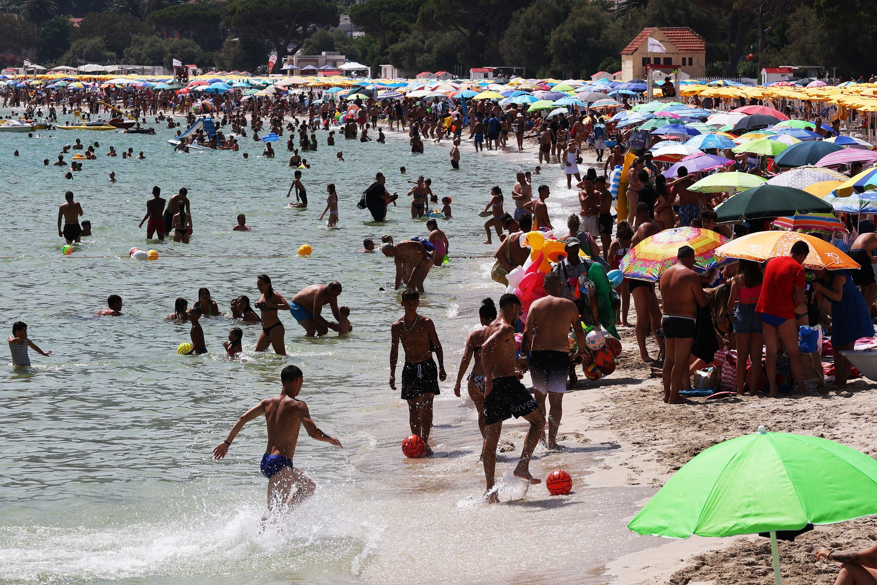 Zahlreiche Menschen sind am Strand von Mondello auf Sizilien zu sehen. (zu dpa: «Italiens Tourismus verzeichnet 2023 Rekordhoch») +++ dpa-Bildfunk +++