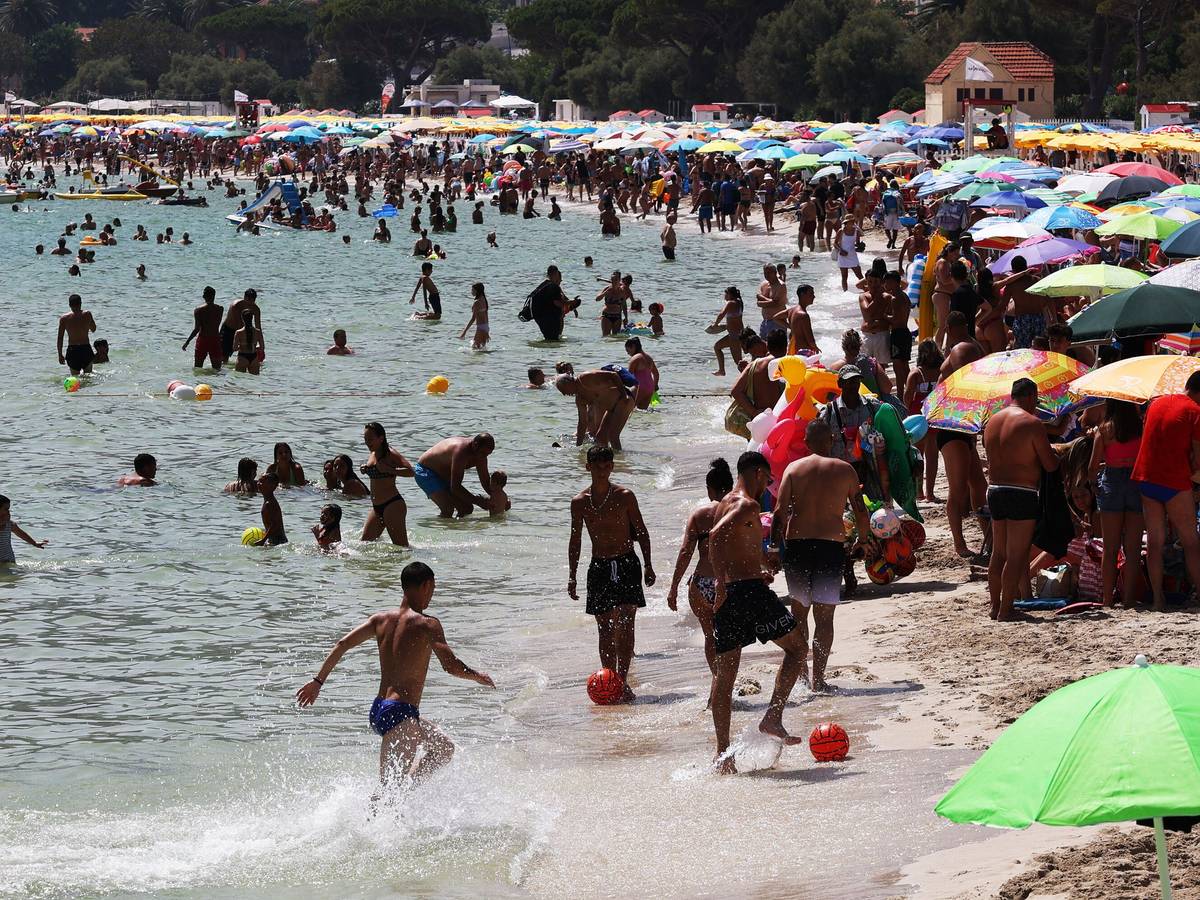 Zahlreiche Menschen sind am Strand von Mondello auf Sizilien zu sehen. (zu dpa: «Italiens Tourismus verzeichnet 2023 Rekordhoch») +++ dpa-Bildfunk +++