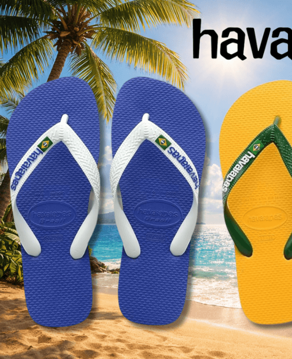 3 Havaianas Modelle vor einem Strandhintergrund.