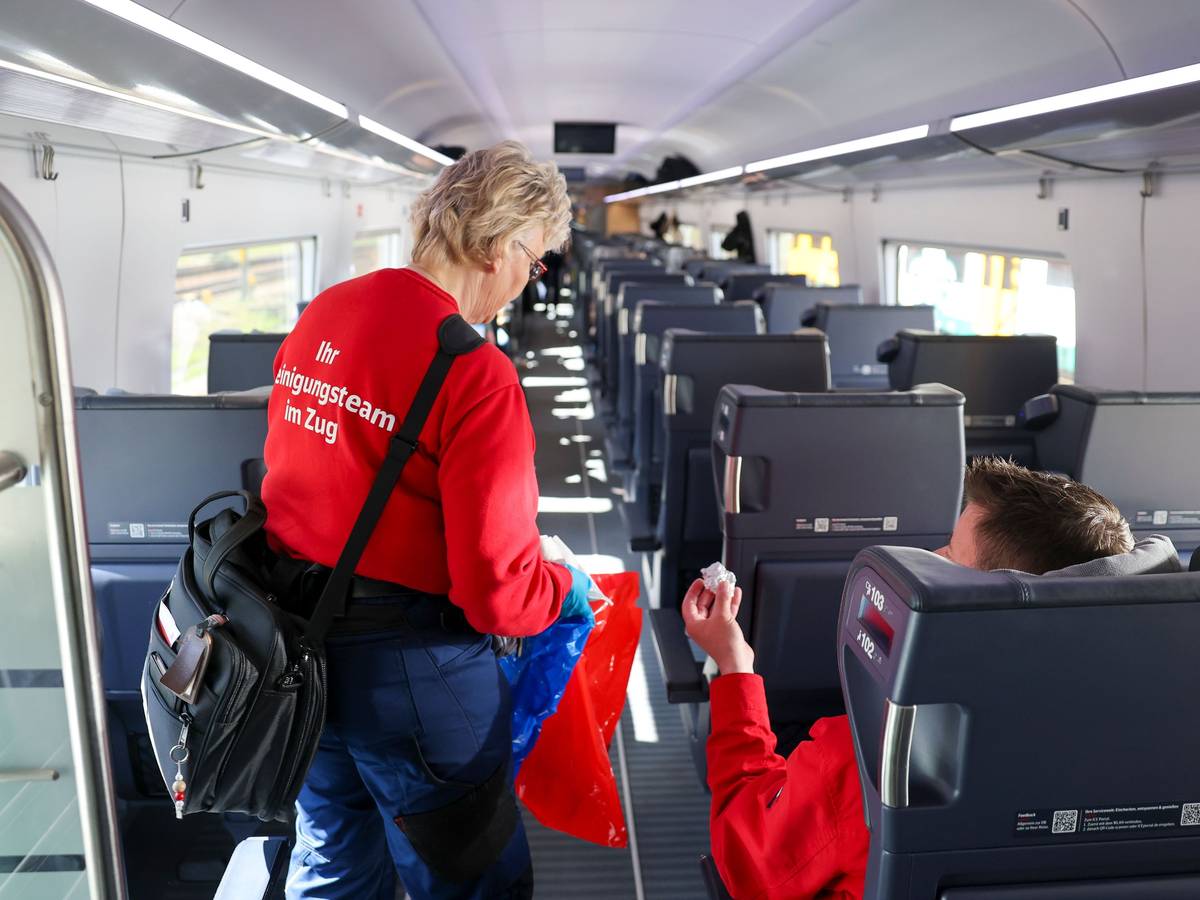 Das Symbolfoto zeigt eine sogenannte „Unterwegsreinigerin“, die den Abfall von Passagieren in einem Zug mitnimmt.