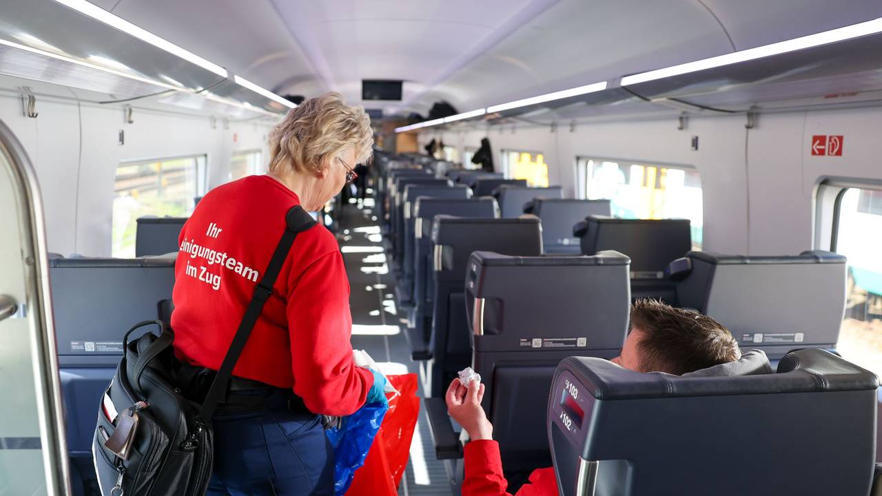 Das Symbolfoto zeigt eine sogenannte „Unterwegsreinigerin“, die den Abfall von Passagieren in einem Zug mitnimmt.