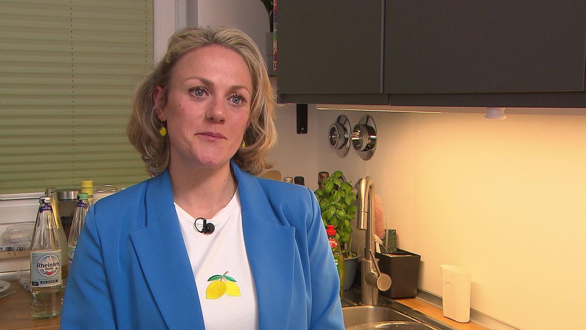 Dekoriert mit Zitronen ist Shirin bereit für ihre Gäste.
(Bild: RTL)