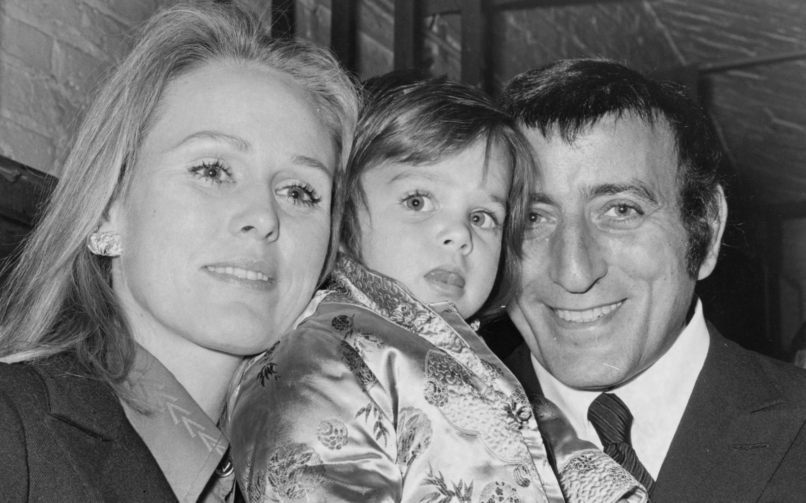 Mit seiner zweiten Ehefrau, der Schauspielerin Sandra Grant (links), war Tony Bennett von 1971 bis 1983 verheiratet.  (Bild: Central Press/Hulton Archive/Getty Images)