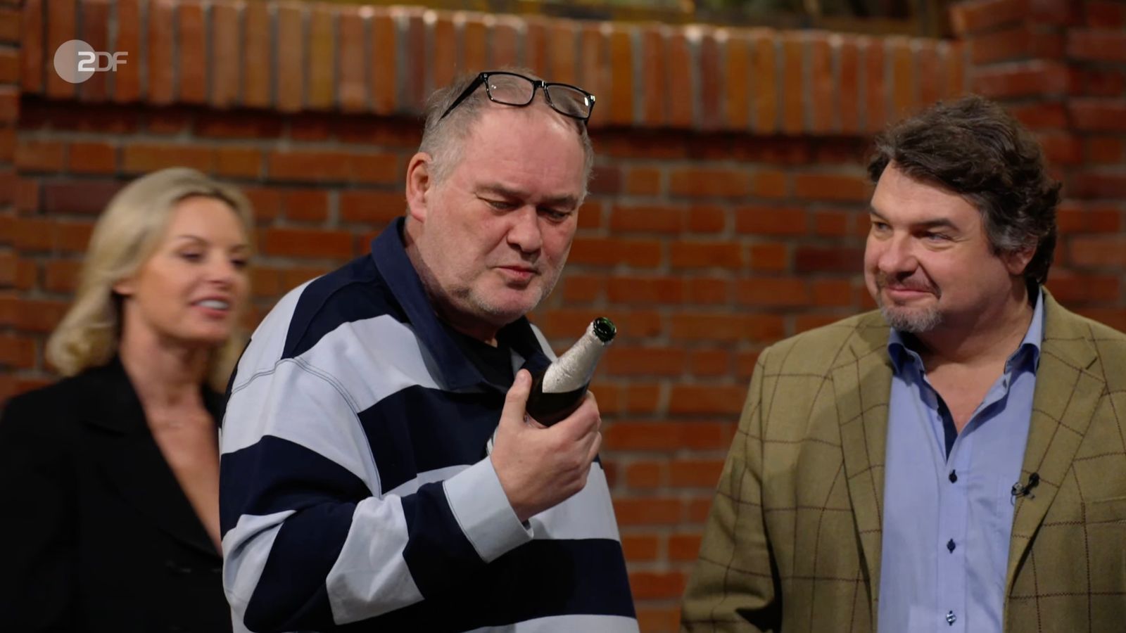 Walter Lehnertz (Mitte) nahm kurzerhand einen Schluck des wertvollen Bieres. (Bild: ZDF)