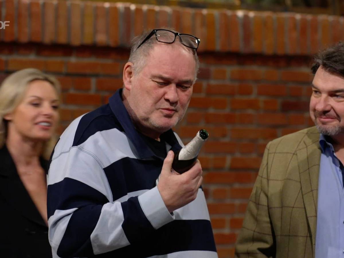 Walter Lehnertz (Mitte) nahm kurzerhand einen Schluck des wertvollen Bieres. (Bild: ZDF)