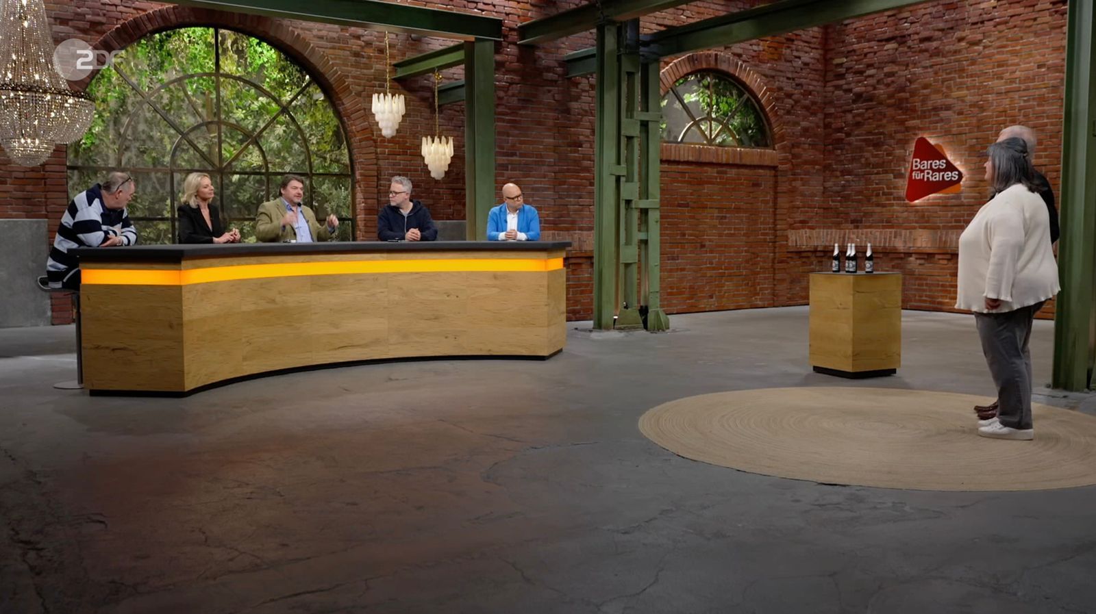 Daniel Meyer (Dritter von links) grummelte: „Ich warte schon seit Jahren, dass mal eine gute, alte Flasche Wein kommt. Jetzt ist es eben Bier, dann nehmen wir halt das.“ (Bild: ZDF)