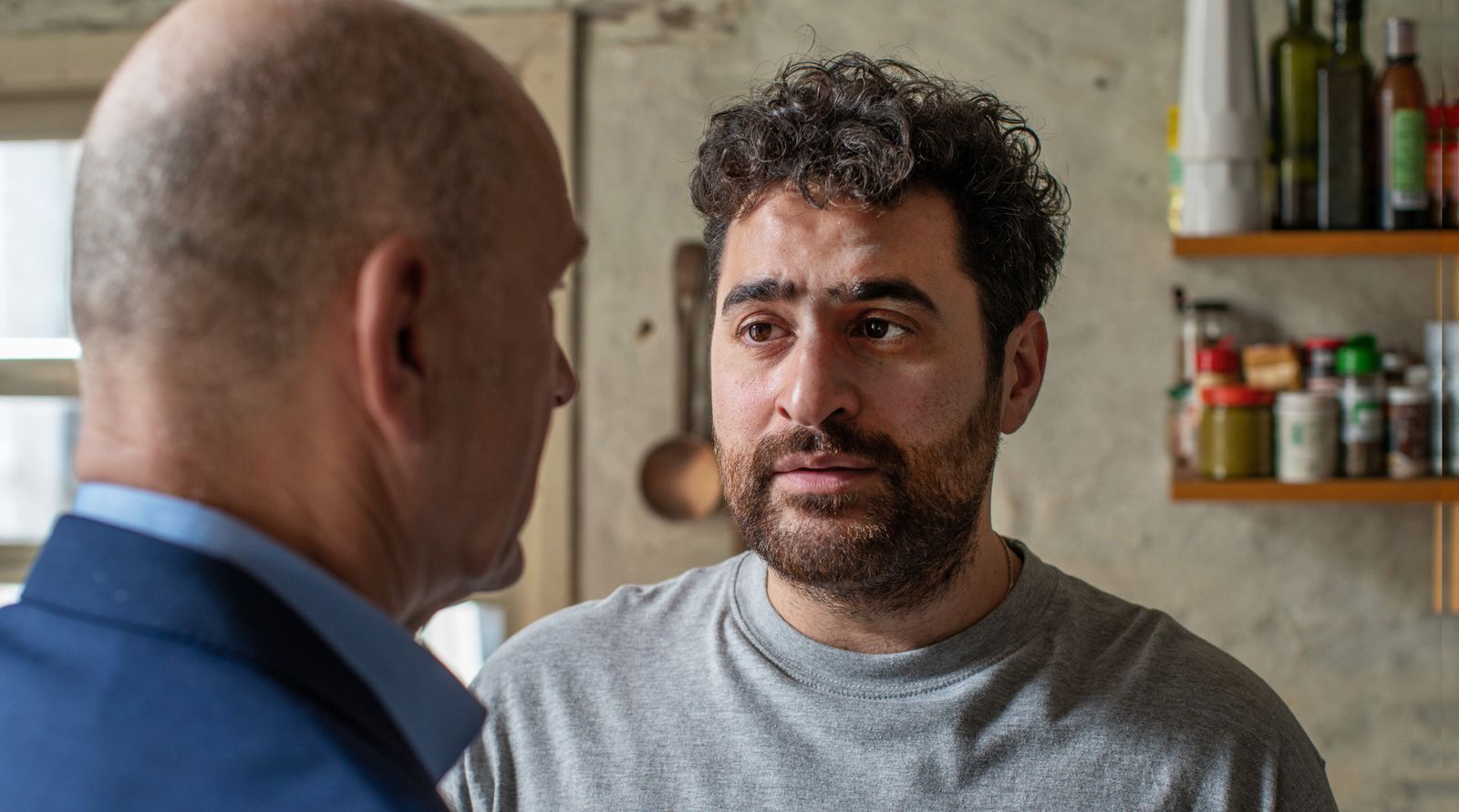 Uğur Kaya (rechts) spielt in „Heute fängt mein neues Leben an“ (Freitag, 7. August, 20.15 Uhr, im Ersten) an der Seite von Götz Schubert einen Taxifahrer mit Helfersyndrom. (Bild: ARD Degeto Film/Hager Moss Film GmbH/Oliver Vaccaro)