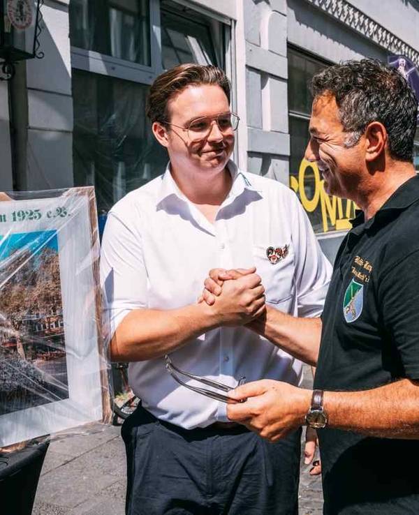 Horst Köhler und Jan Luca Jansen am Lokal „Zum Jan“.