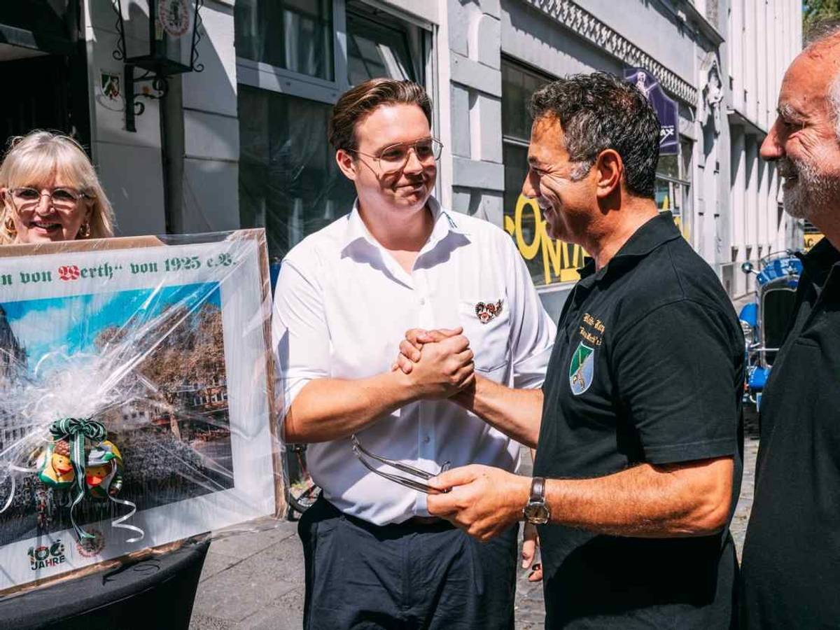 Horst Köhler und Jan Luca Jansen am Lokal „Zum Jan“.