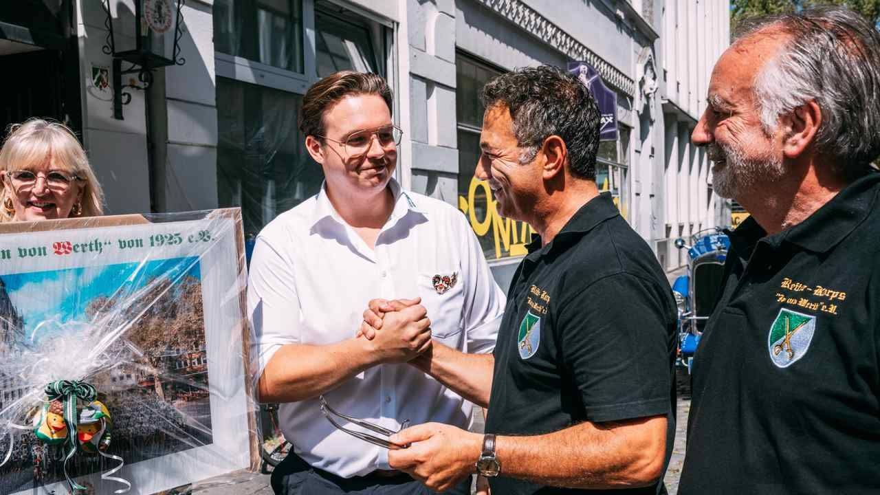 Horst Köhler und Jan Luca Jansen am Lokal „Zum Jan“.