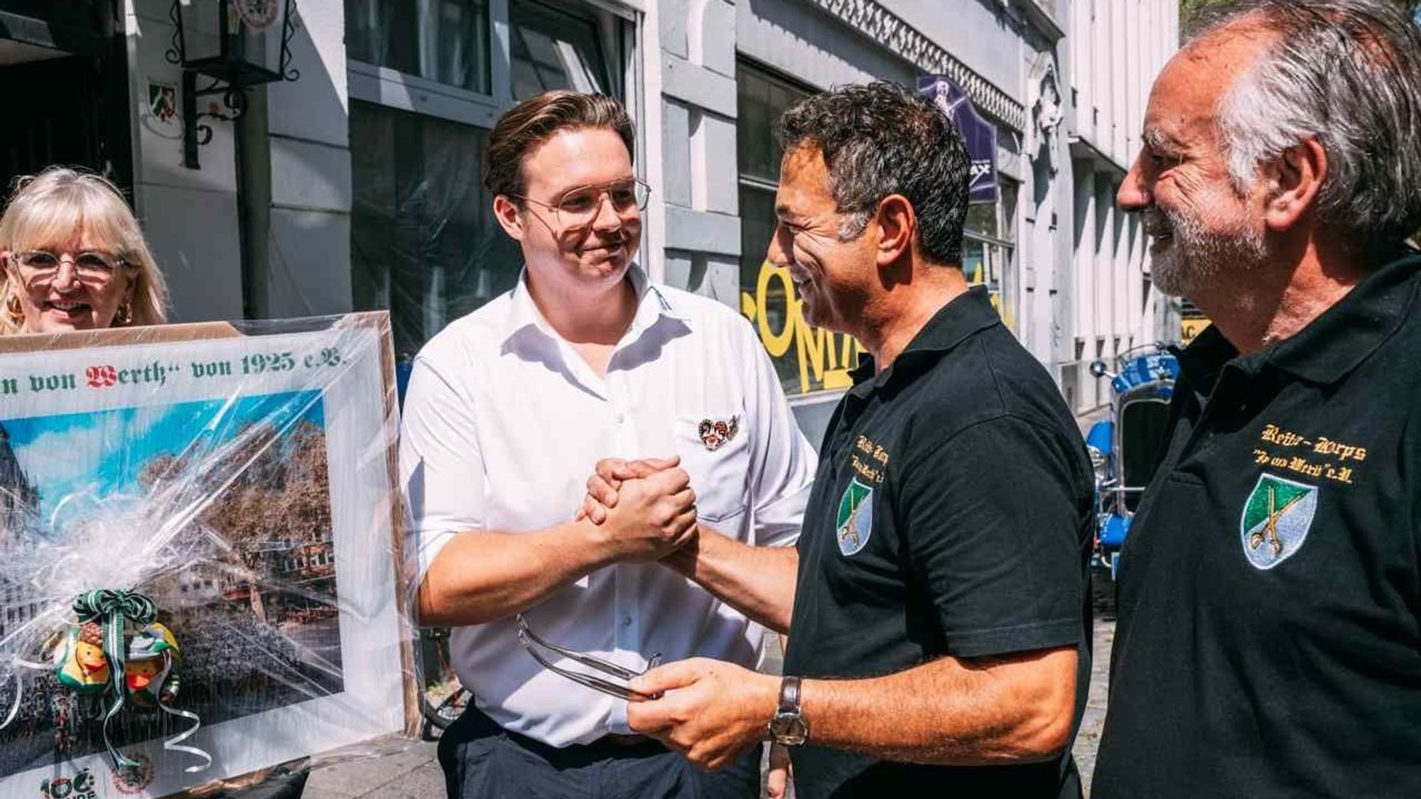 Horst Köhler und Jan Luca Jansen am Lokal „Zum Jan“.