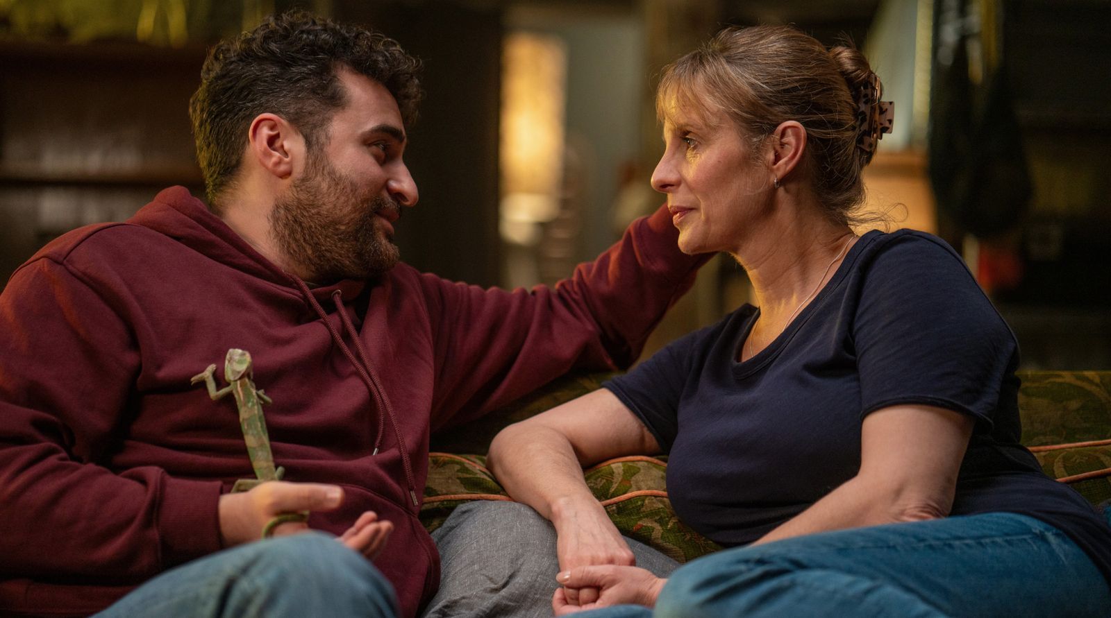 Zwischen der Kleptomanin (Julia Jäger) und dem Taxifahrer (Uğur Kaya) hat es wohl gefunkt. (Bild: Degeto Film/Hager Moss Film GmbH/Oliver Vaccaro)