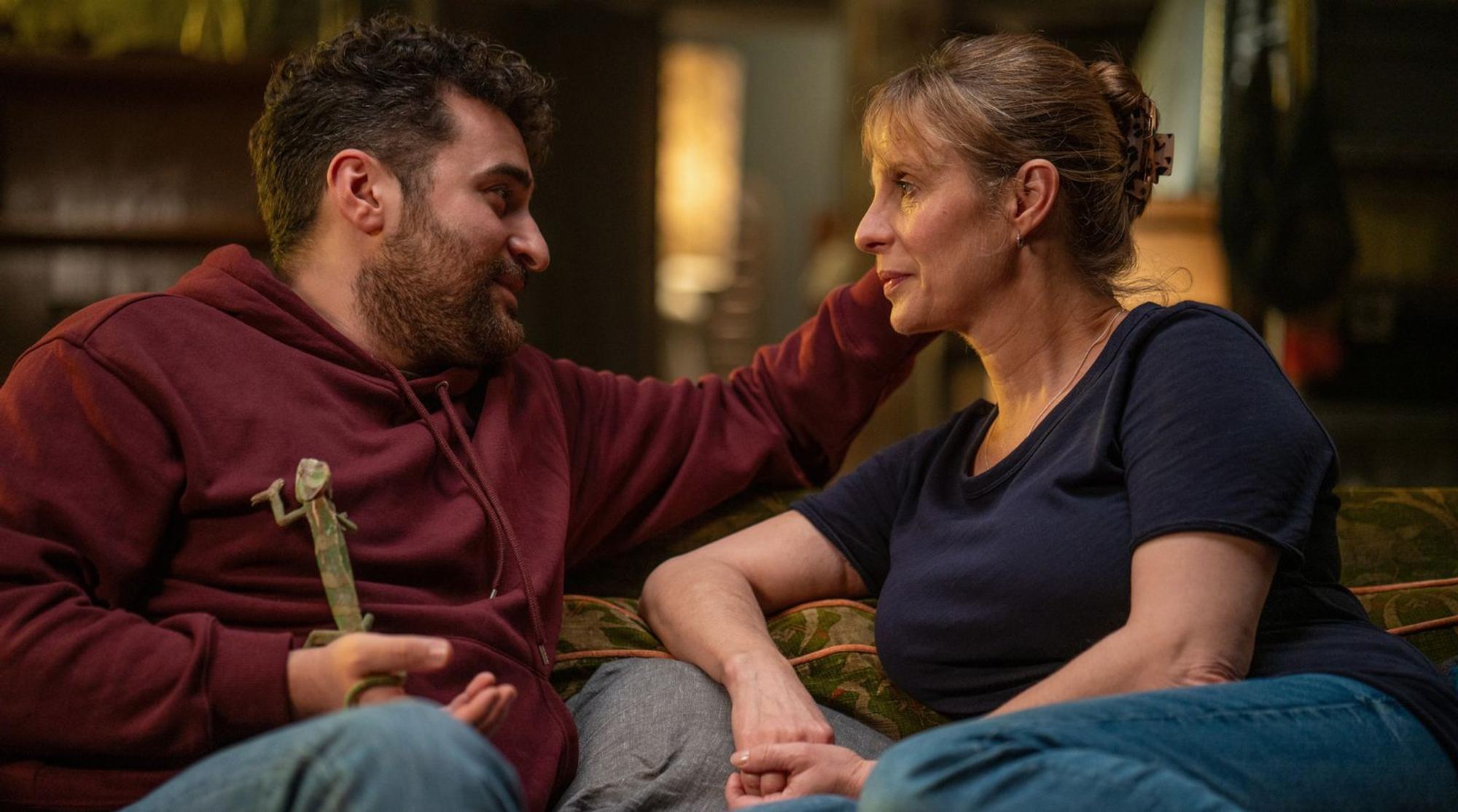 Zwischen der Kleptomanin (Julia Jäger) und dem Taxifahrer (Uğur Kaya) hat es wohl gefunkt. (Bild: Degeto Film/Hager Moss Film GmbH/Oliver Vaccaro)