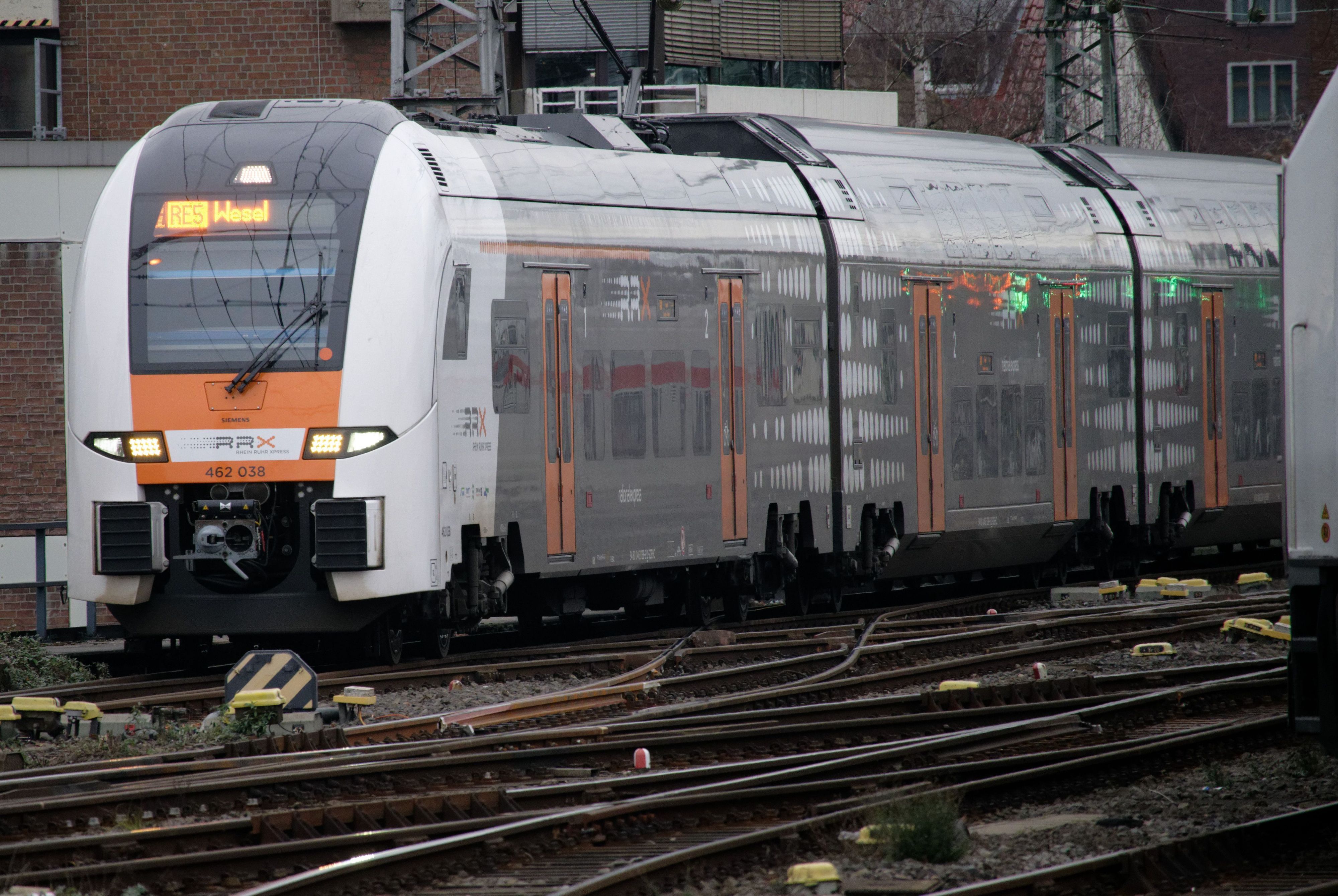 Bei einem Unfall mit einem RE5 (RRX) im Kölner Süden ist ein Jugendlicher lebensgefährlich verletzt worden (Symbolbild)