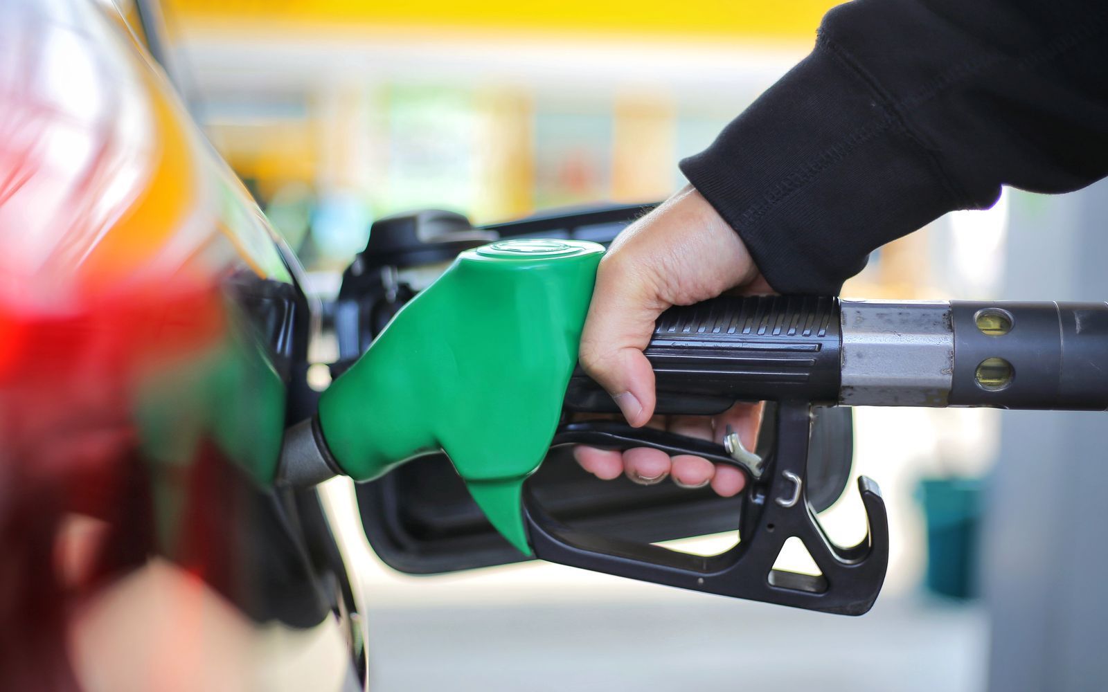 Die Folgen der Trockenheit könnten Autofahrerinnen und Autofahrer schon bald an der Zapfsäule spüren.  (Bild: iStock/toncd32)