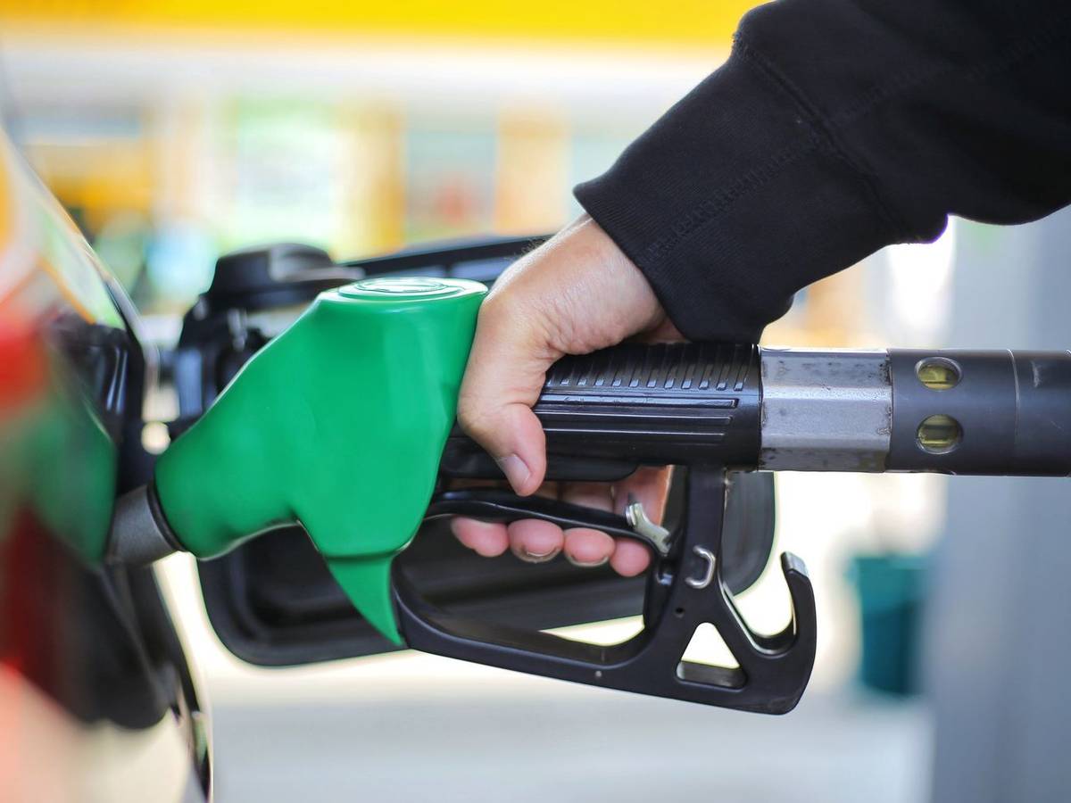 Die Folgen der Trockenheit könnten Autofahrerinnen und Autofahrer schon bald an der Zapfsäule spüren. (Bild: iStock/toncd32)
