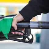 Die Folgen der Trockenheit könnten Autofahrerinnen und Autofahrer schon bald an der Zapfsäule spüren. (Bild: iStock/toncd32)