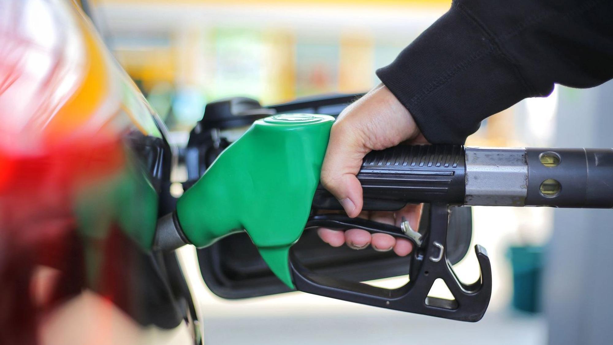 Die Folgen der Trockenheit könnten Autofahrerinnen und Autofahrer schon bald an der Zapfsäule spüren. (Bild: iStock/toncd32)