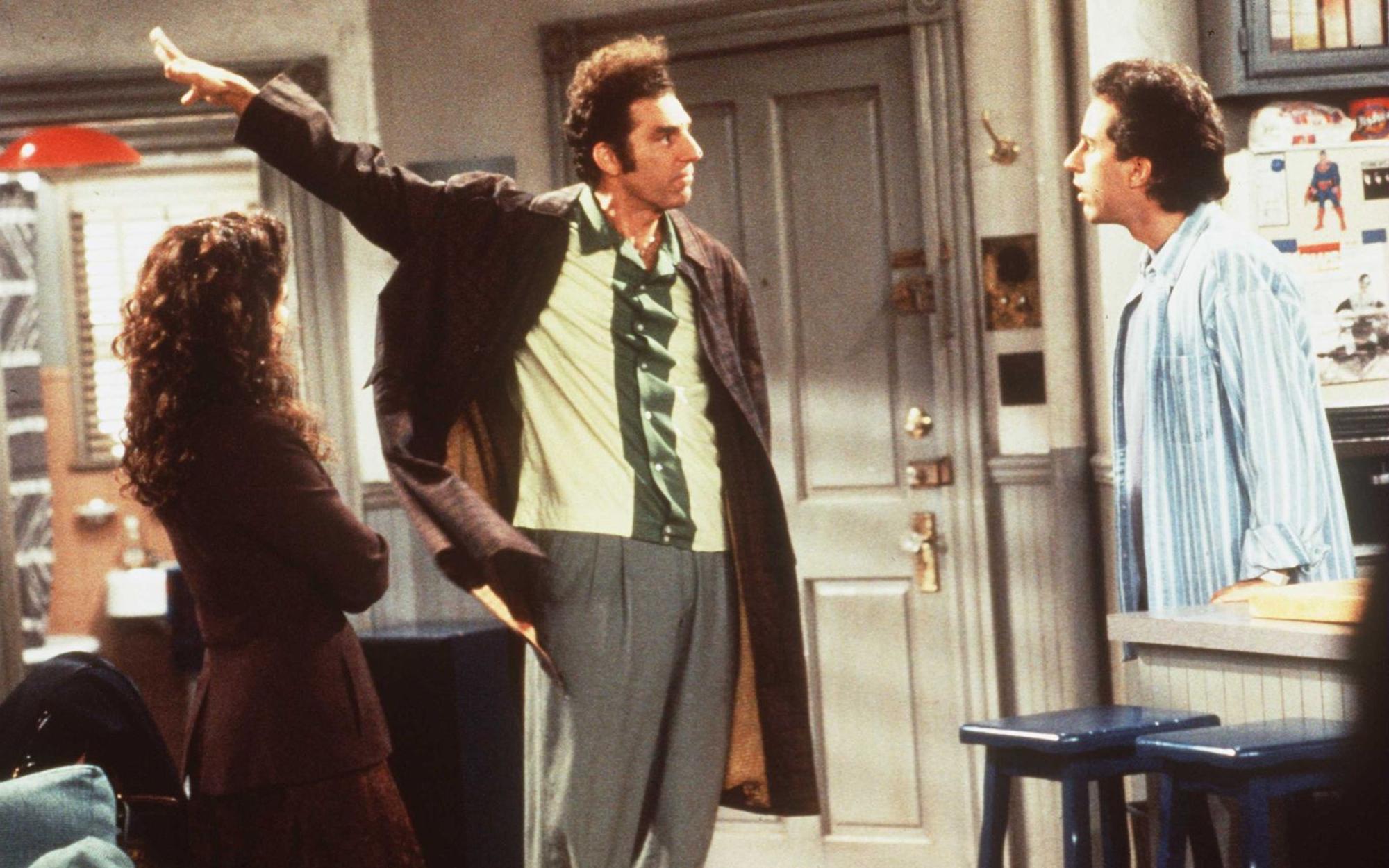 Wenn Jerrys Nachbar Kramer (Michael Richards, Mitte) durch die Tür stürmt, hat er in der Regel eine unglaubliche Geschichte auf Lager. (Bild: J. Delvalle / NBC Inc. / Getty Images)