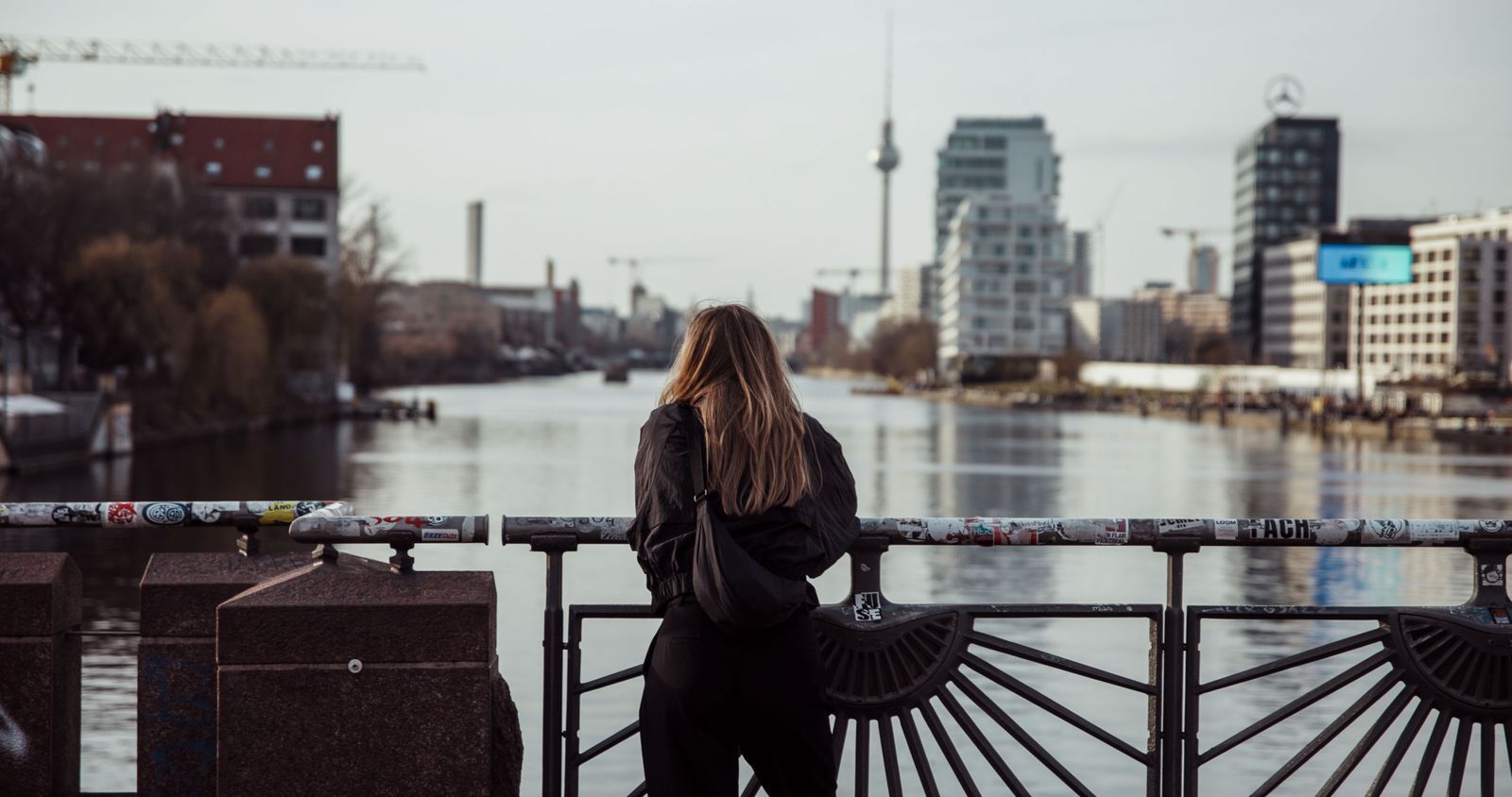 Cecilia arbeitet in Berlin als Lehrerin. Der Kontakt zur Mutter ist selten und schwierig geworden. (Bild: ZDF / Benjamin Hotz)