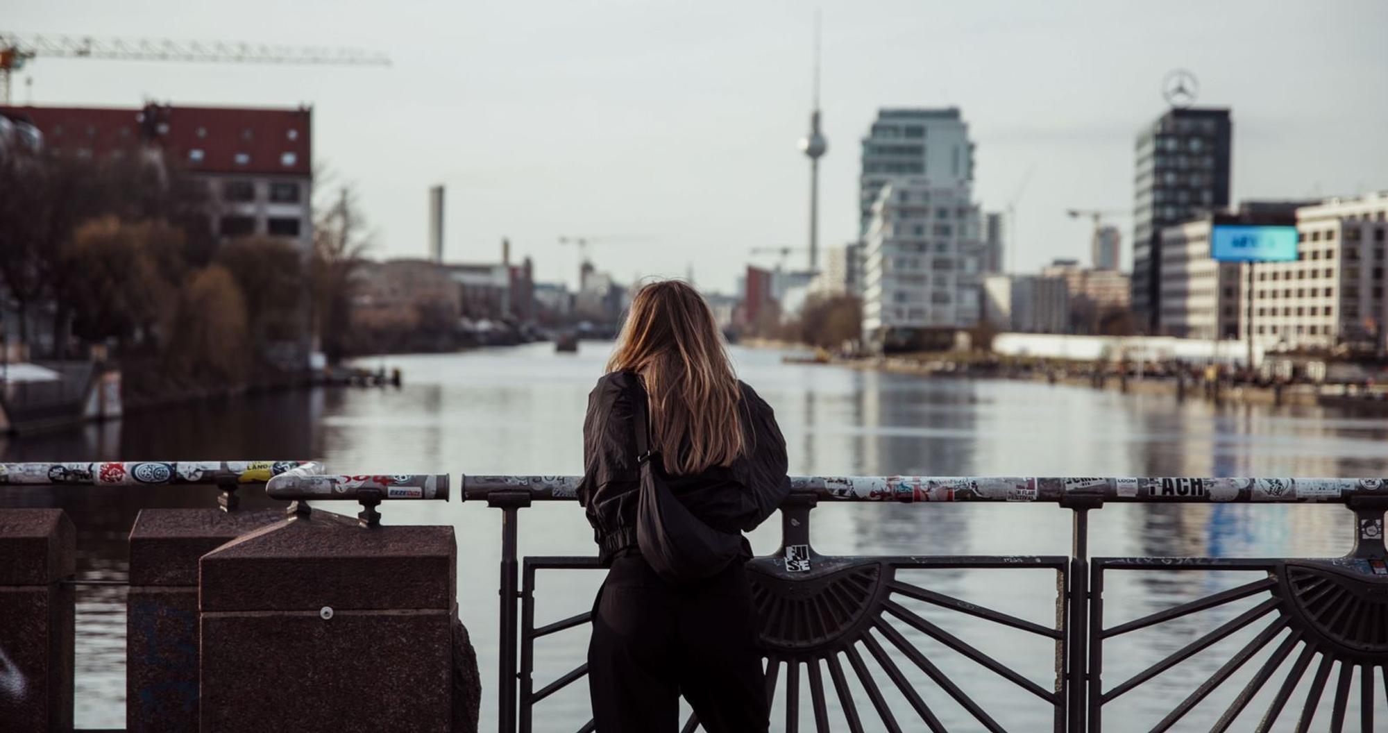 Cecilia arbeitet in Berlin als Lehrerin. Der Kontakt zur Mutter ist selten und schwierig geworden. (Bild: ZDF / Benjamin Hotz)