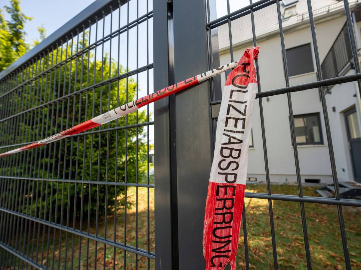 04.08.2026, Bayern, Augsburg: Vor einem Haus hat die Polizei eine Absperrung angebracht. Im Rahmen eines Polizeieinsatzes wurden am Montag dort zwei Leichen gefunden. Ein 29 Jahre alter Mann wurde festgenommen. Foto: Stefan Puchner/dpa +++ dpa-Bildfunk +++