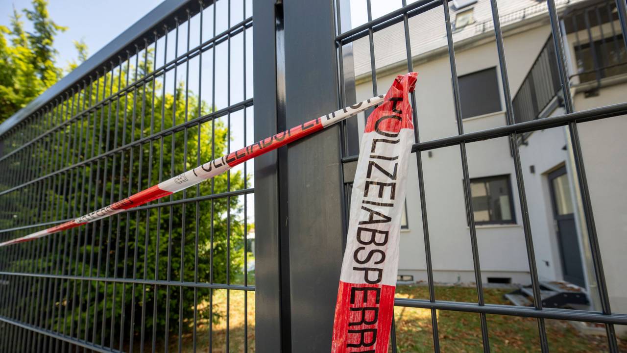 04.08.2026, Bayern, Augsburg: Vor einem Haus hat die Polizei eine Absperrung angebracht. Im Rahmen eines Polizeieinsatzes wurden am Montag dort zwei Leichen gefunden. Ein 29 Jahre alter Mann wurde festgenommen. Foto: Stefan Puchner/dpa +++ dpa-Bildfunk +++